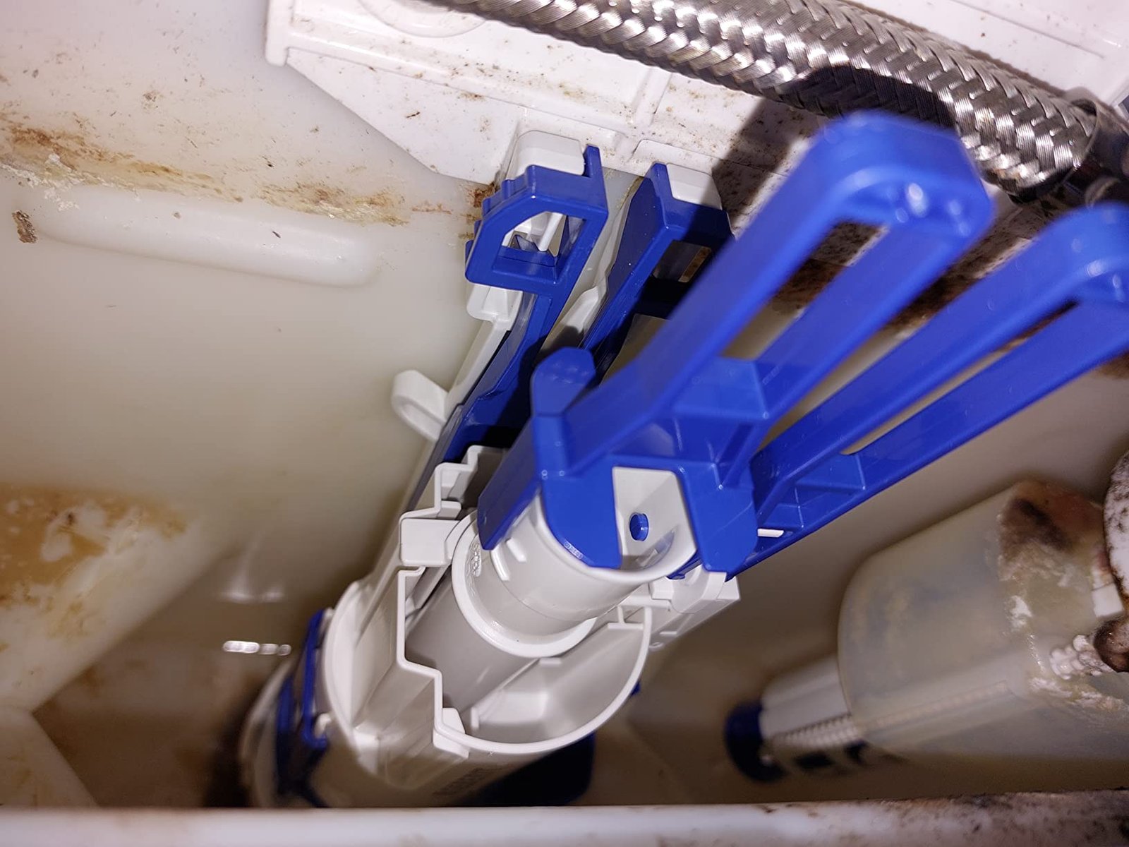 Ablaufventil im Spülkasten in ruhiger, ordentlicher Umgebung.