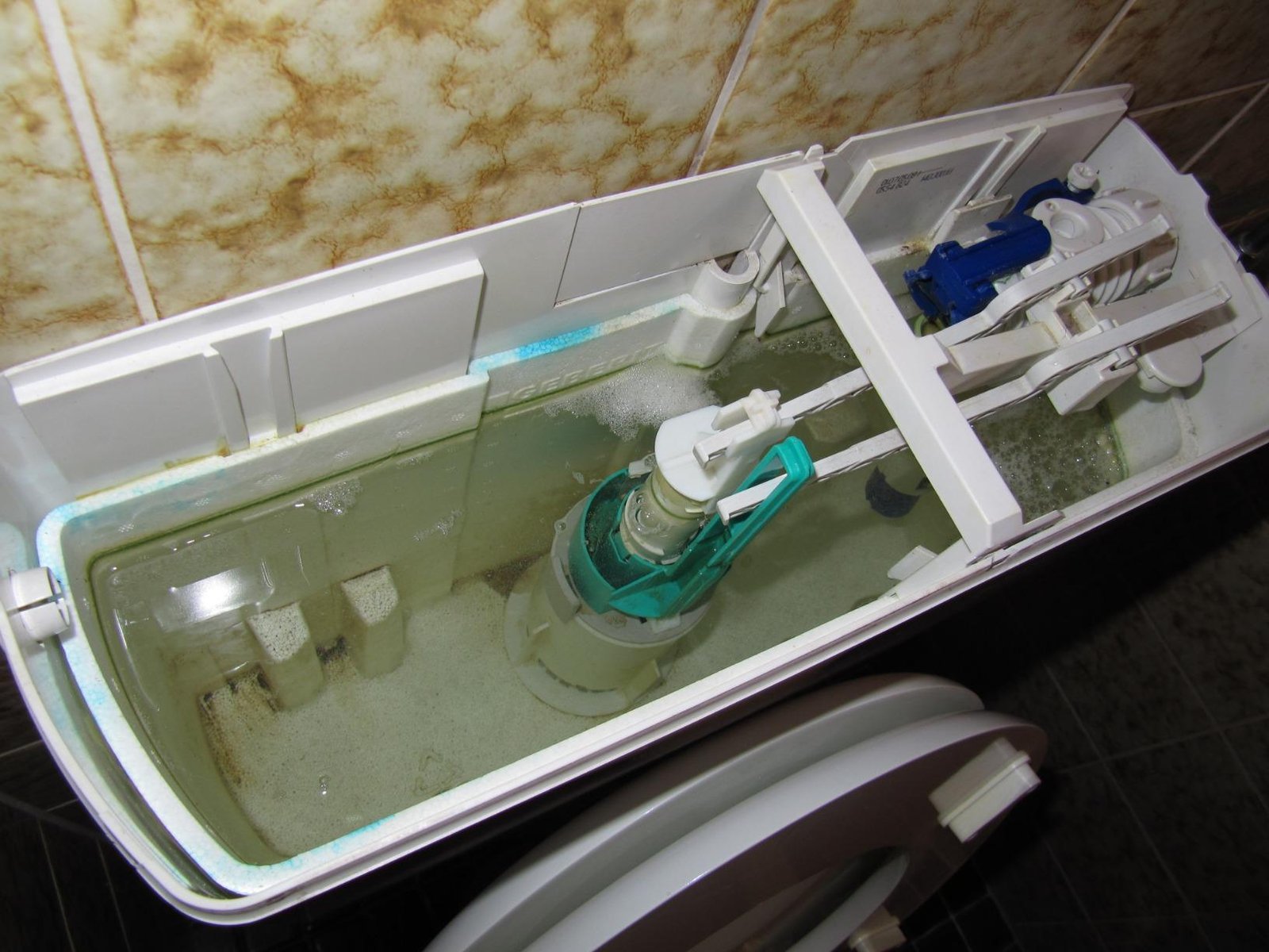 Dichtung im Spülkasten in ruhiger, ordentlicher Umgebung.