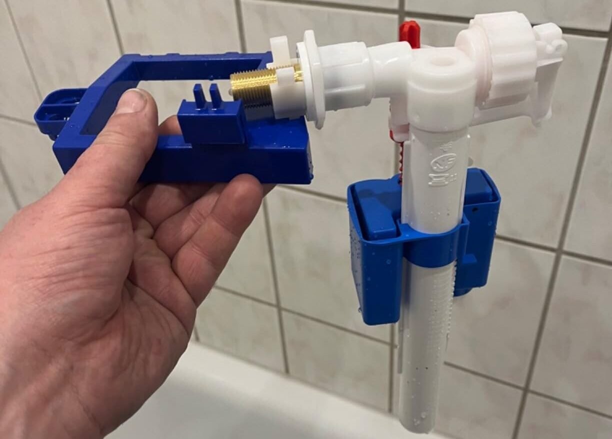 Füllventil im Spülkasten in ruhiger, ordentlicher Umgebung.