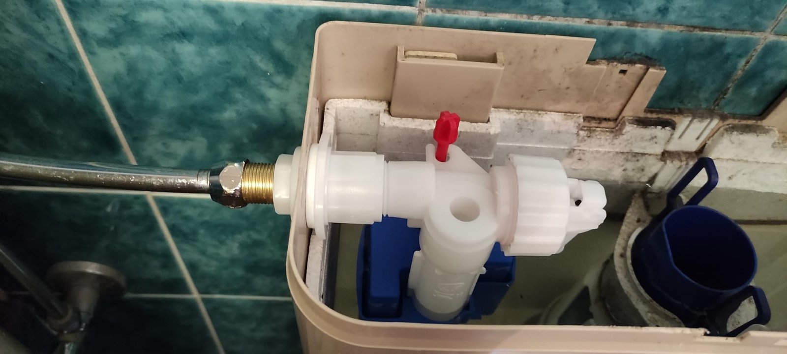 Schwimmer im Spülkasten in ruhiger, ordentlicher Umgebung.