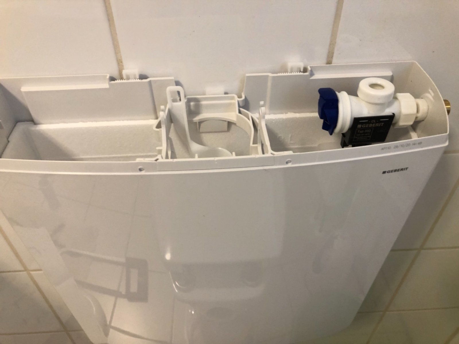 Spülkasten einer Toilette in ruhiger, ordentlicher Umgebung.