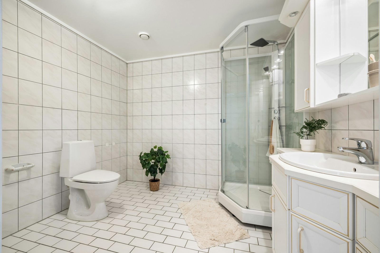 Toilette beim Nachfüllen des Spülkastens