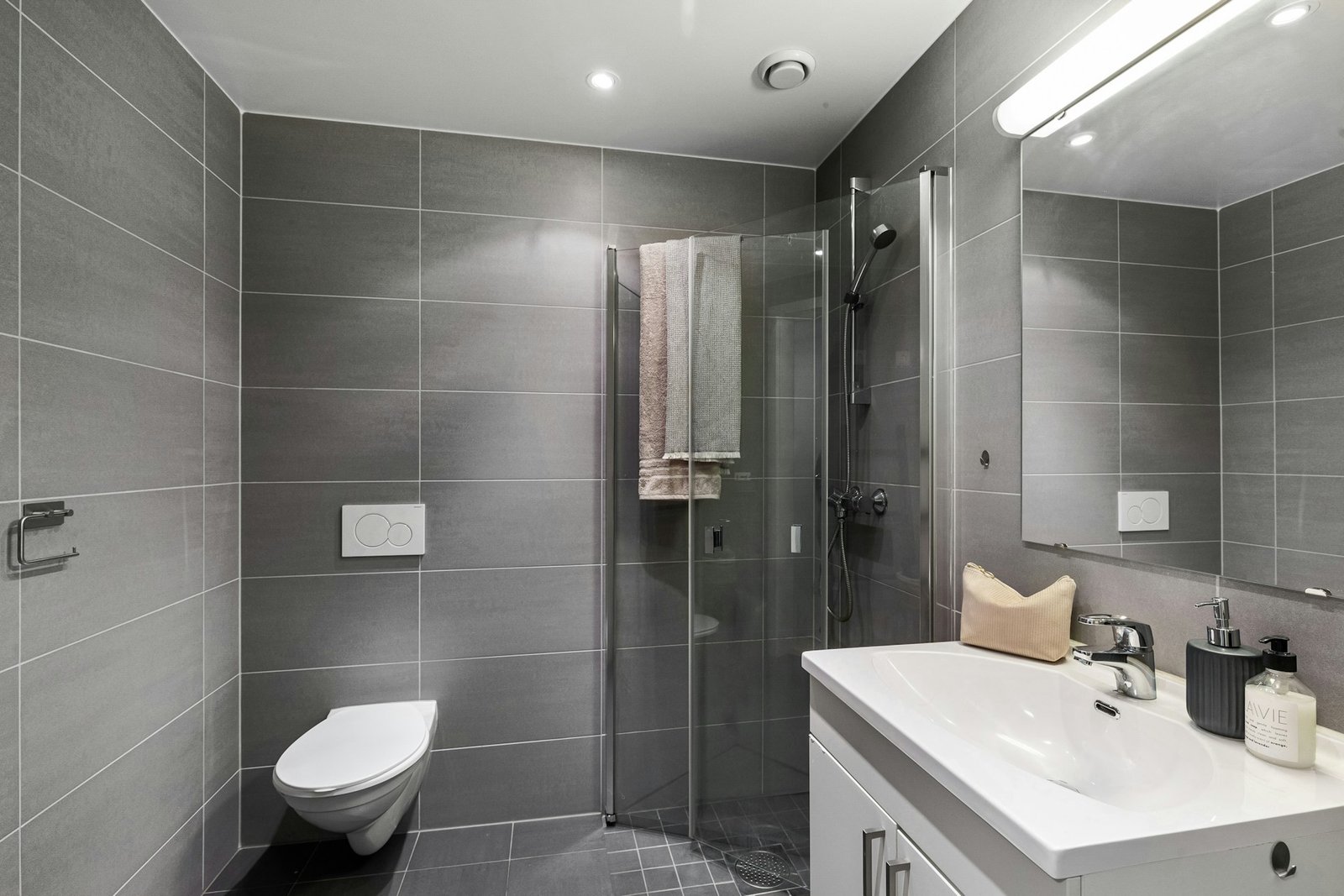 Toilette mit eingebautem Spülkasten