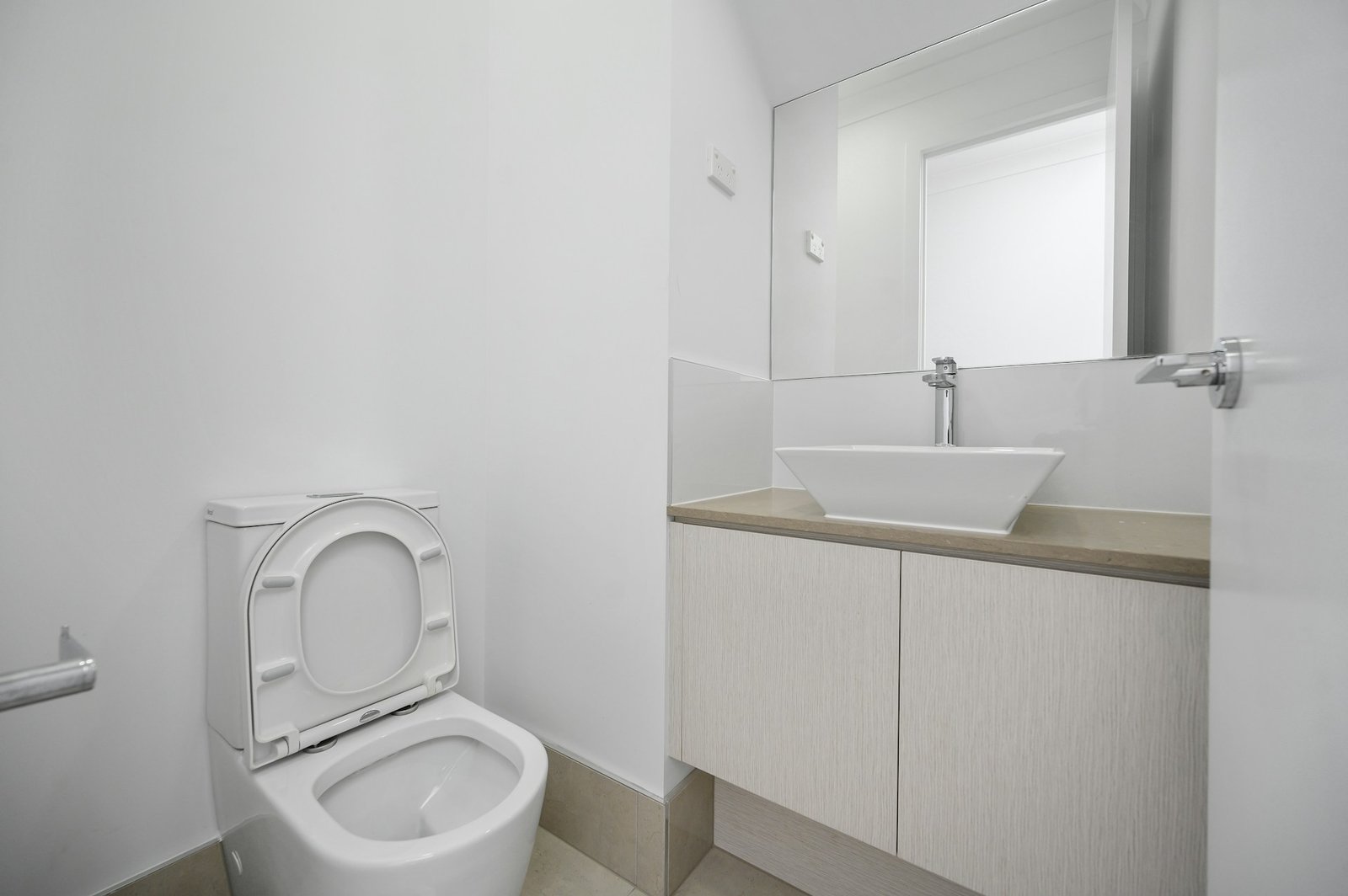 Toilette mit Wasser im Becken