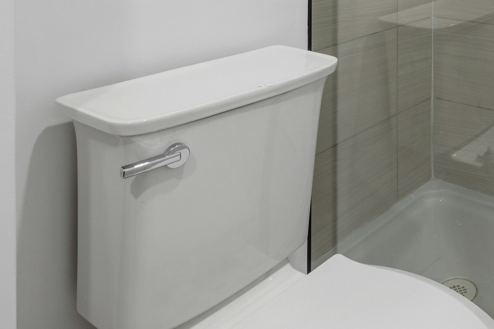 Geöffneter Spülkasten einer Toilette
