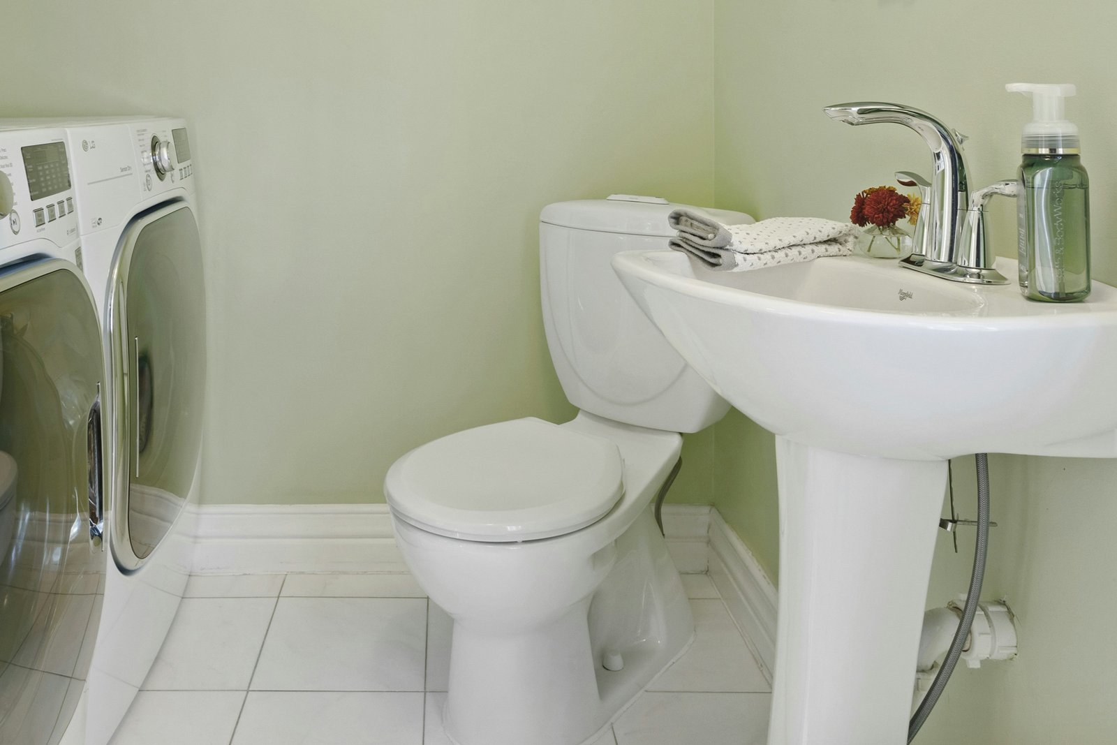 Toilette in einem hellen Badezimmer