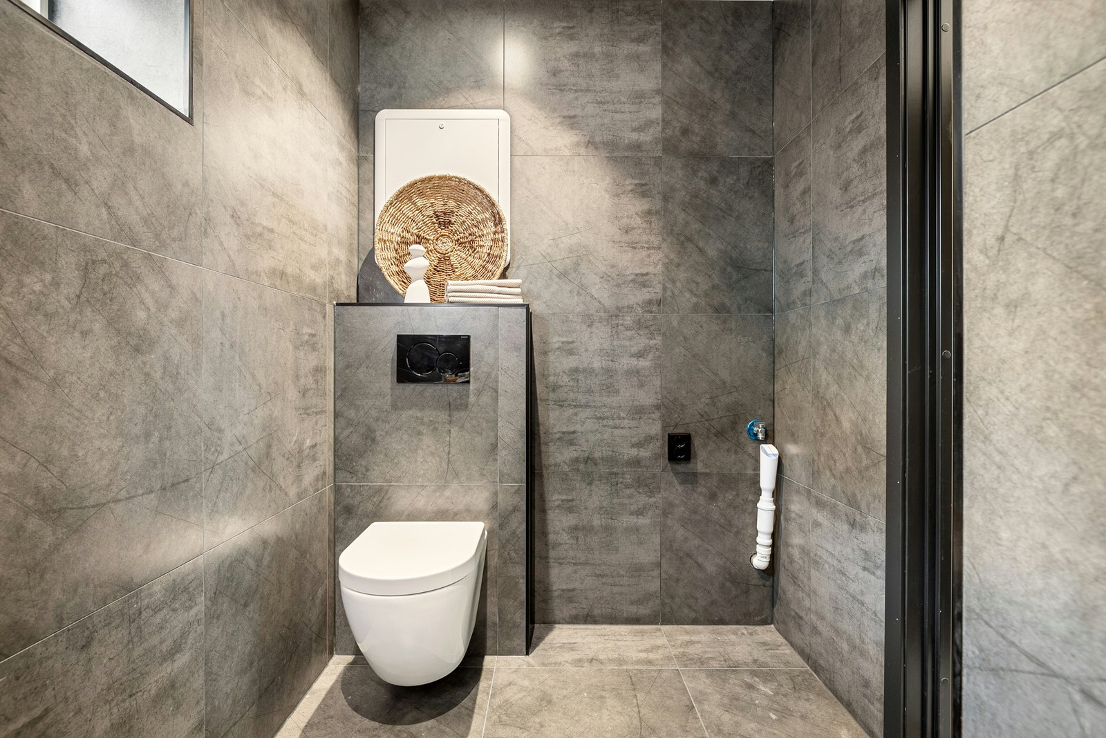 Wandtoilette mit verdecktem Spülkasten