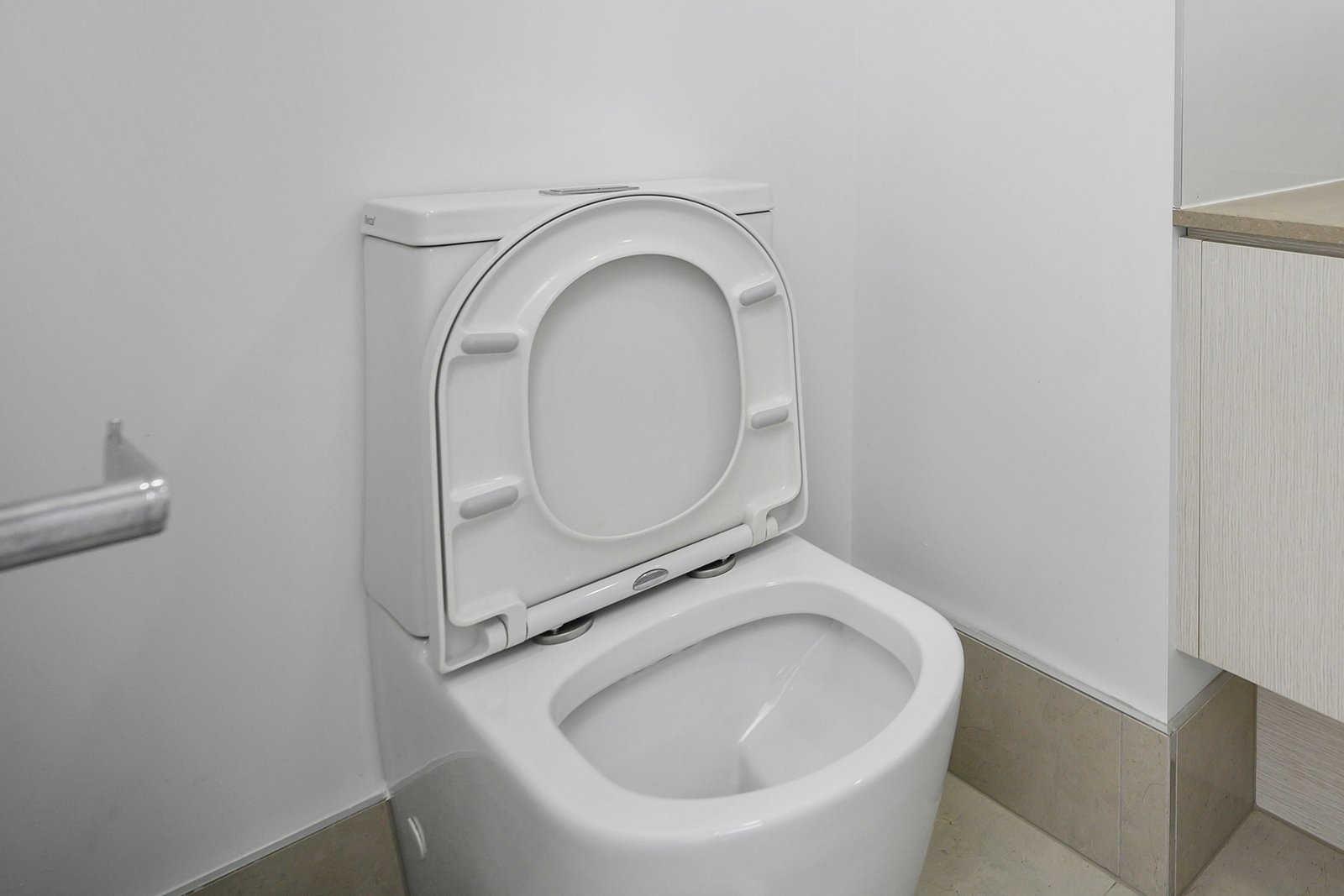 Toilettenbecken mit Wasser von oben